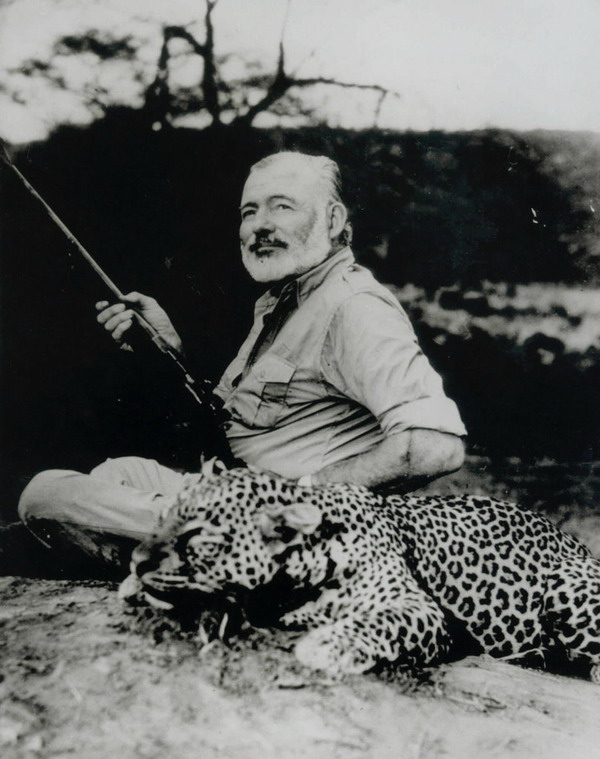 Эрнест Хемингуэй с леопардом. Африка