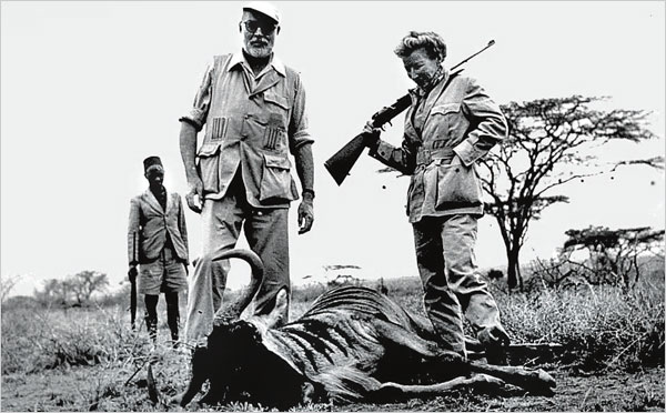Эрнест Хемингуэй с женой Мэри в Африке
