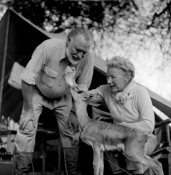 Эрнест Хемингуэй с женой Мэри в Африке