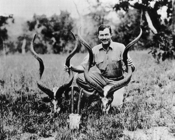 Эрнест Хемингуэй на охоте в Африке