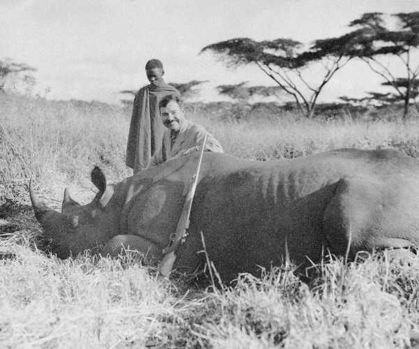 Эрнест Хемингуэй с убитым носорогом, Кения 1933 г.