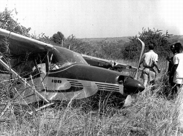Разбившийся самолет Хемингуэя в Африке