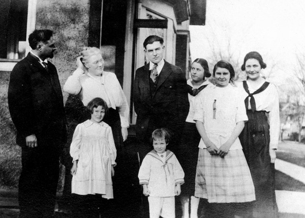 юный Эрнест Хемингуэй с семьей