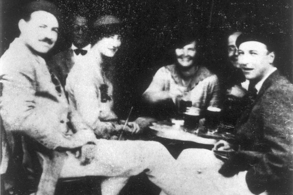 Эрнест с Дафф Твидсон женой Хедли и друзьями. Памплона, Испания, июль 1925 г