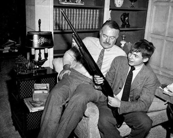 Эрнест Хемингуэй с сыном Патриком