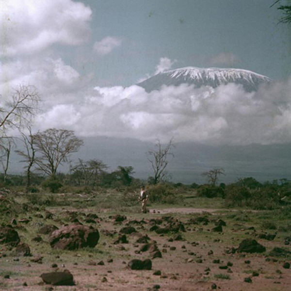 Эрнест Хемингуэй рядом с Килиманджаро