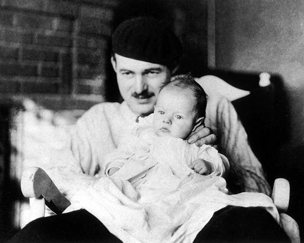 Эрнест с сыном Джоном (Бамби), Париж, 1924 г.